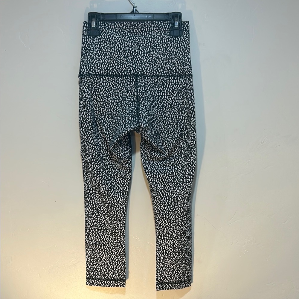 Lululemon Athletica Black & White Patterned Leggings - Picture 10 of 13